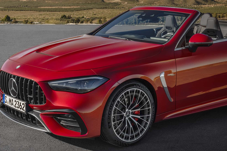 Xe sở hữu phần mui xe bằng vải có thể thu vào bằng điện với các tùy chọn mui màu đen, đỏ hoặc xám, đồng thời viền bao quanh nội thất xe cũng được nẹp chrom sang trọng hơn.