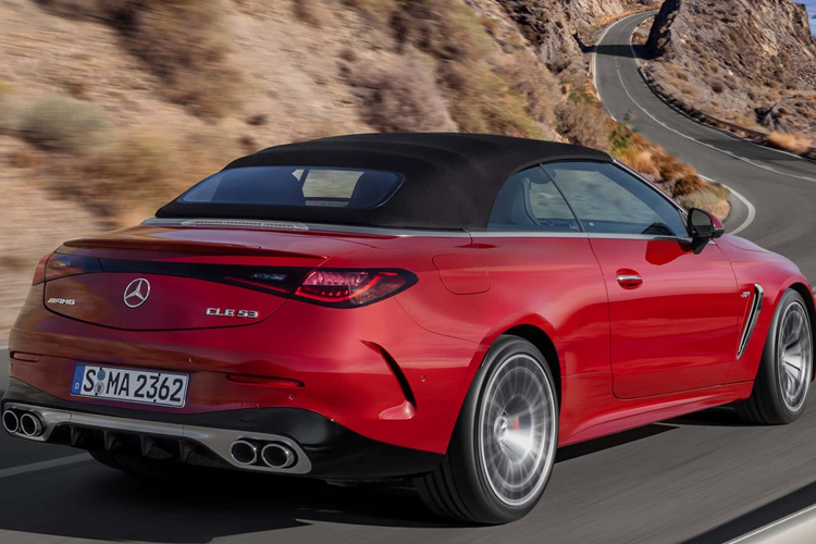 Khoang nội thất xe cũng được trang bị một lớp phủ đặc biệt trên ghế da giúp phần ghế này không bị quá nóng trong điều kiện thời tiết nóng và hệ thống đèn LED nội thất tùy chọn. CLE 53 Cabriolet sẽ dùng chung hệ truyền động với phiên bản Coupe tương đương.