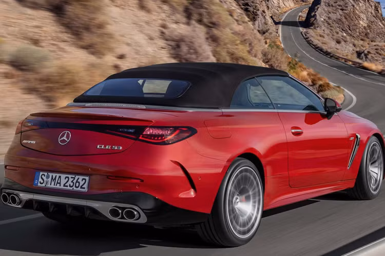 Khoang nội thất xe cũng được trang bị một lớp phủ đặc biệt trên ghế da giúp phần ghế này không bị quá nóng trong điều kiện thời tiết nóng và hệ thống đèn LED nội thất tùy chọn. CLE 53 Cabriolet sẽ dùng chung hệ truyền động với phiên bản Coupe tương đương.