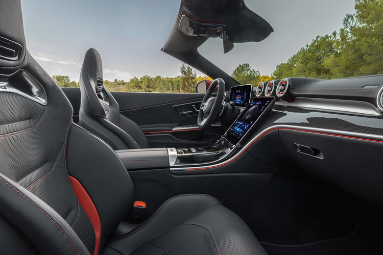 Mẫu xe có thể đóng mở mui trong vòng 20 giây và có thể đóng mở khi xe chạy ở tốc độ 60 km/h. Khi đóng mui, xe sẽ có dung tích khoang hành lý lên tới 385 lít và khi mở mui, dung tích khoang hành lý sẽ còn 295 lít.