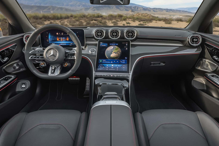 Ngoài ra, nếu khách hàng vẫn muốn nâng cấp chiếc xe của mình, họ có thể đặt hàng thêm các gói trang bị AMG Night và Carbon. Bên trong nội thất, xe vẫn được trang bị màn hình hiển thị kỹ thuật số 12,3 inch và hệ thống thông tin giải trí 11,9 inch với chức năng nghiêng điện giúp giảm phản xạ ánh sáng khi hạ mui.