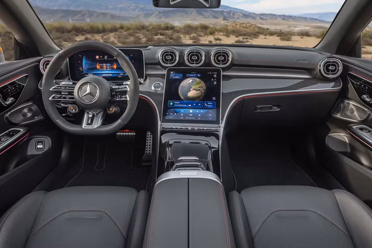 Ngoài ra, nếu khách hàng vẫn muốn nâng cấp chiếc xe của mình, họ có thể đặt hàng thêm các gói trang bị AMG Night và Carbon. Bên trong nội thất, xe vẫn được trang bị màn hình hiển thị kỹ thuật số 12,3 inch và hệ thống thông tin giải trí 11,9 inch với chức năng nghiêng điện giúp giảm phản xạ ánh sáng khi hạ mui.