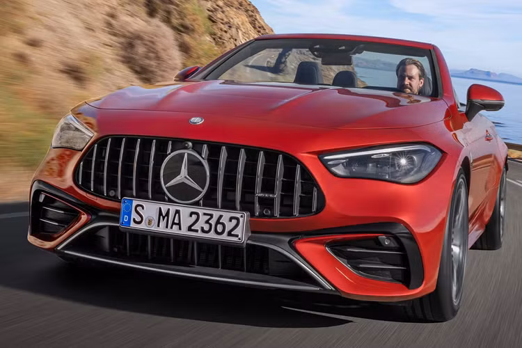 Theo tiêu chuẩn, CLE Cabriolet AMG được trang bị bộ mâm xe tiêu chuẩn có kích thước 19 inch nhưng có thể được trang bị bộ mâm hợp kim 20 inch thể thao hơn. Gói AMG Style tùy chọn bổ sung thêm các chi tiết khí động học như cánh lướt gió và bộ khuếch tán màu đen bóng.