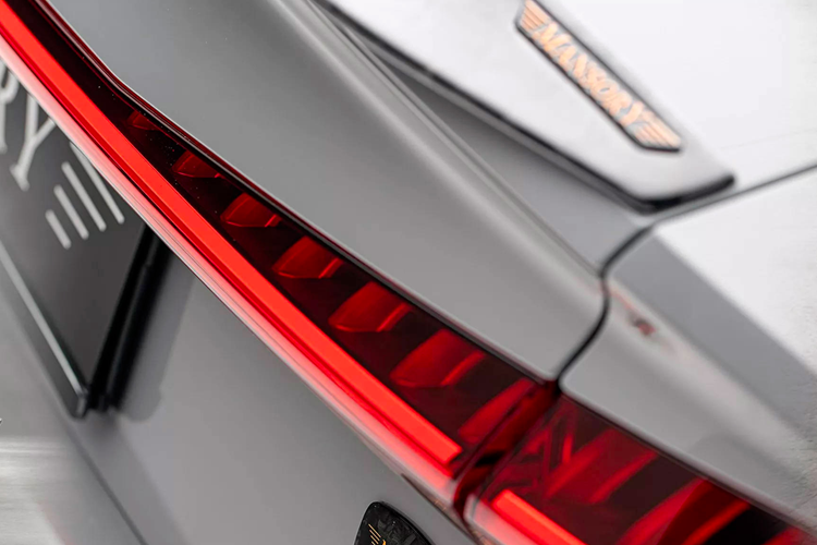 Bên trong, Mansory cũng không quên chăm chút cho nội thất của RS7 với phong cách đặc trưng của mình. Da màu cam sáng được sử dụng trên nhiều vị trí như tấm cửa, vô-lăng, bảng điều khiển và ghế ngồi, tôn thêm nét cá tính và thể hiện được sự năng động, tươi trẻ cho mẫu xe Đức.