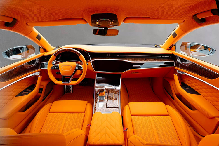 Không chỉ dừng lại ở việc nâng cấp động cơ, Mansory còn chú trọng đến việc cải tiến ngoại thất để Audi RS7 trở nên bắt mắt hơn. Phần đầu của xe được thay đổi đáng kể với những chi tiết trang trí bằng sợi carbon đúc, được bố trí quanh lưới tản nhiệt và hốc gió. Hãng cũng lắp đặt cánh lướt gió mới cùng các cánh hướng gió khí động học sắc nét, tạo ra hiệu suất khí động học tối ưu cho xe.