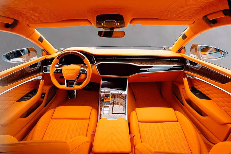 Không chỉ dừng lại ở việc nâng cấp động cơ, Mansory còn chú trọng đến việc cải tiến ngoại thất để Audi RS7 trở nên bắt mắt hơn. Phần đầu của xe được thay đổi đáng kể với những chi tiết trang trí bằng sợi carbon đúc, được bố trí quanh lưới tản nhiệt và hốc gió. Hãng cũng lắp đặt cánh lướt gió mới cùng các cánh hướng gió khí động học sắc nét, tạo ra hiệu suất khí động học tối ưu cho xe.