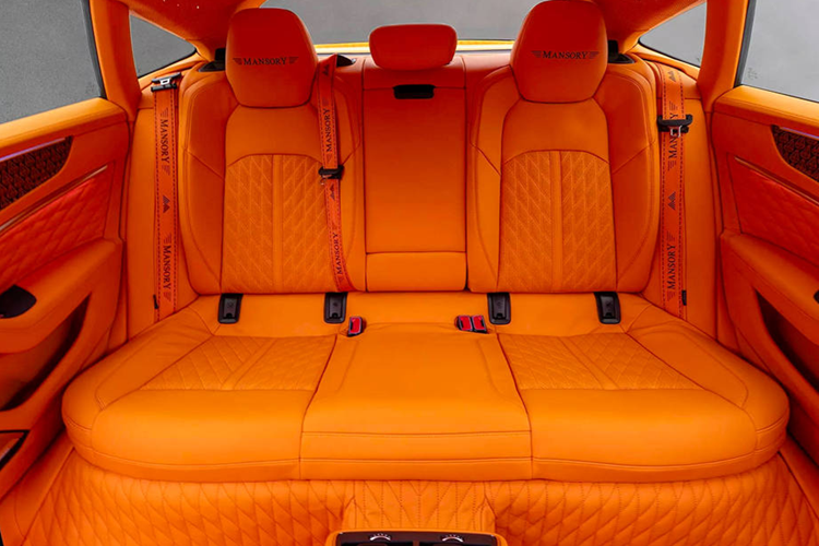 Những thay đổi ngoại thất khác bao gồm các chi tiết ở sườn xe và gương chiếu hậu cũng bằng sợi carbon đúc, đồng thời bổ sung thêm một cánh gió mới và bộ khuếch tán gió cỡ lớn ở phía sau xe. Điểm nhấn cuối cùng là bộ mâm xe tùy chỉnh độc đáo, tạo nên vẻ ngoài nổi bật hơn cho chiếc Audi RS7 đã được nâng cấp động cơ.