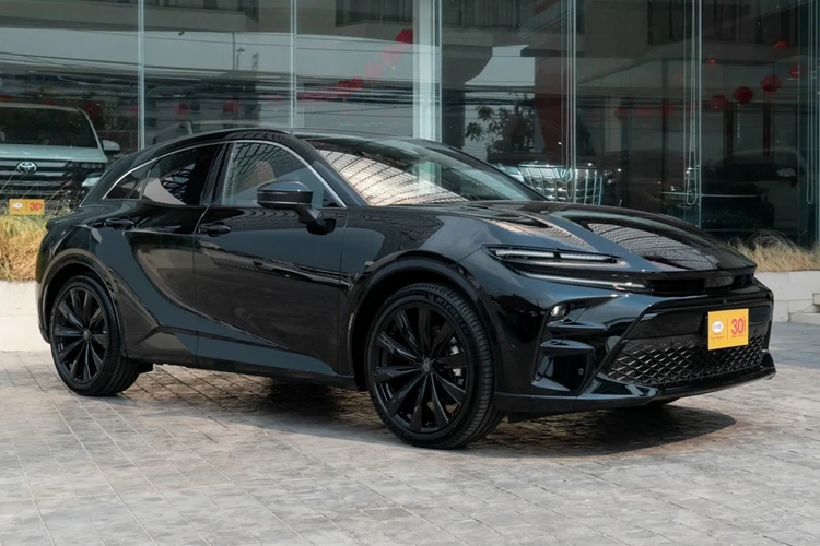 Mang phong cách địa hình, Crown Sport cũng được phát triển từ nền tảng toàn cầu TNGA-K của Toyota với kích thước 4.720 x 1.880 x 1.565 mm, trục cơ sở 2.770 mm.