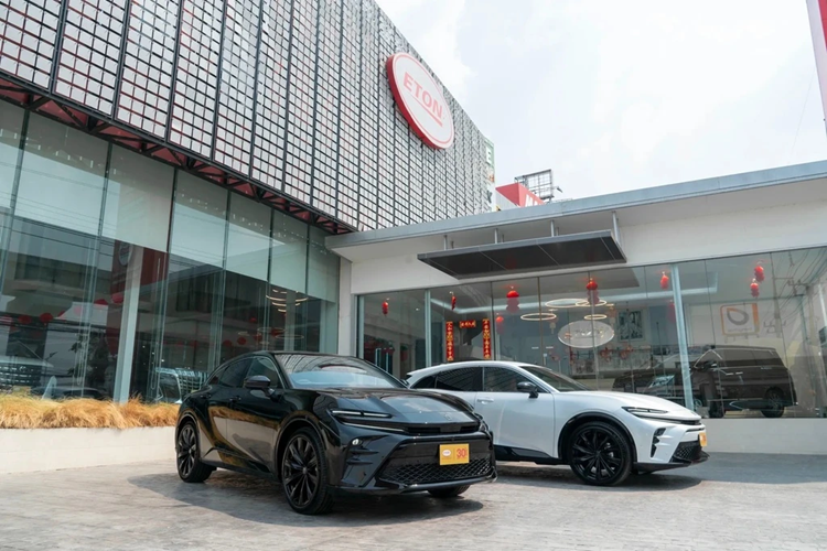 Mức giá xe Toyota Crown Sport 2024 tại Thái Lan khoảng 3,69 triệu baht, (tương đương hơn 102.000 USD hoặc 2,39 tỷ đồng). Tại Nhật Bản, Toyota Crown Sport có mức giá khoảng 41.000 USD cho phiên bản HEV và 53.000 USD cho phiên bản PHEV.