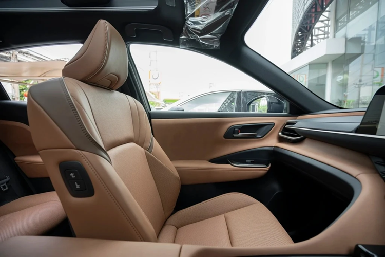 Xe cũng được bổ sung nhiều tiện nghi như kết nối Apple Carplay và Android Auto không dây, điều hòa 3 vùng độc lập, cửa sổ trời Panorama, hệ thống cách âm chủ động cho phép hành khách dễ dàng trò chuyện với nhau...