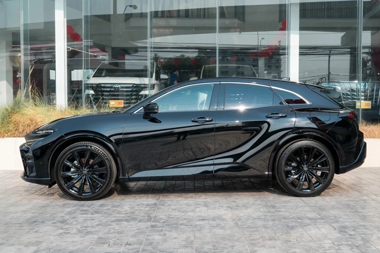 Kết hợp với động cơ này là hệ dẫn động 4 bánh E-Four và hộp số vô cấp e-CVT. Đặc biệt, phiên bản Sport còn trang bị thêm hệ thống đánh lái bánh sau DRS, giúp chiếc xe linh hoạt hơn ở tốc độ thấp và ổn định hơn khi chuyển làn ở tốc độ cao.