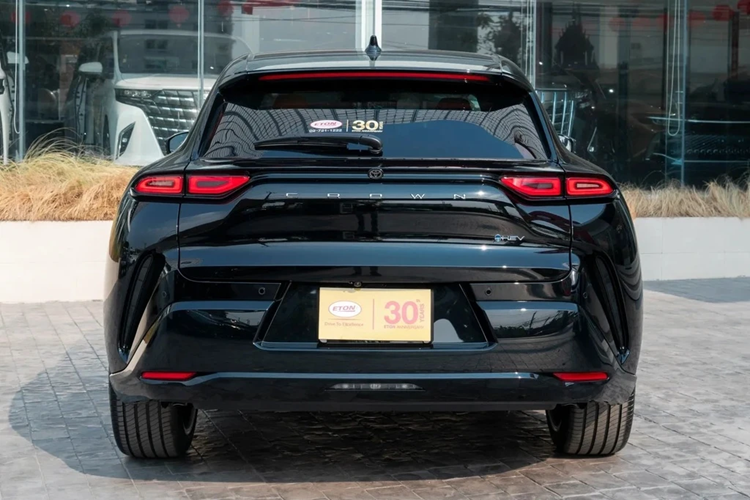 Đầu xe được thiết kế mạnh mẽ với nhiều đường nét cắt xẻ, logo Toyota đã được thay bởi logo Crown. Cụm đèn pha 2 tầng tương tự trên mẫu Prius, và đây cũng là nét tương đồng với mẫu SUV của Ferrari.