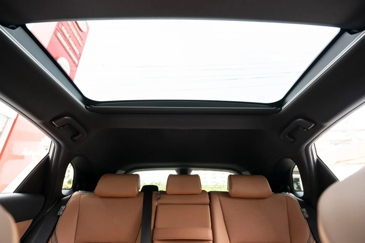 Nội thất của Toyota Crown Sport có thiết kế đồng nhất với các biến thể khác. Nổi bật nhất vẫn là màn hình giải trí trung tâm cảm ứng và bảng đồng hồ taplo kỹ thuật số đồng kích thước 12.3 inch.