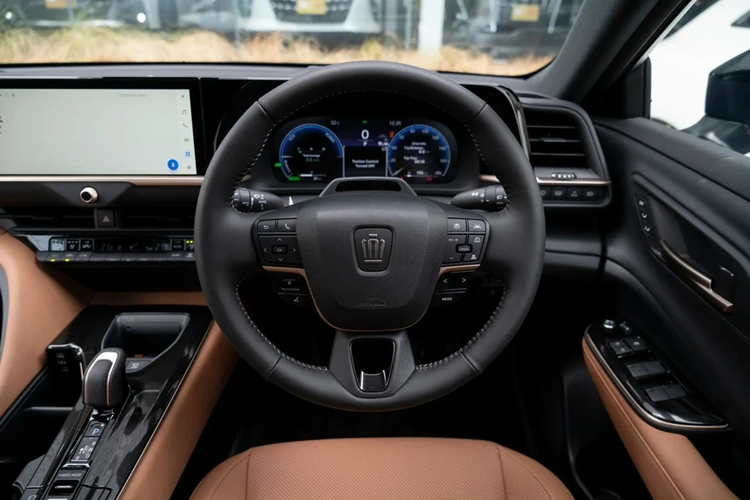 Xe còn được trang bị tiêu chuẩn hệ thống an toàn Toyota Safety Sense 3.0, bao gồm các tính năng pha cốt thông minh, Dynamic Radar Cruise Control, nhận diện biển báo, cảnh báo va chạm phía trước, cảnh báo lệch làn đường và hỗ trợ đánh lái, cảnh báo điểm mù, cảnh báo phương tiện cắt ngang phía sau...