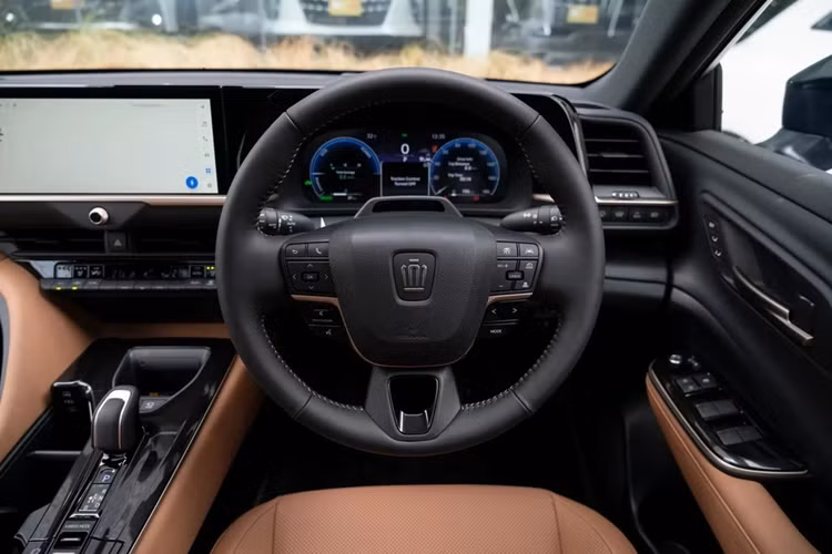 Xe còn được trang bị tiêu chuẩn hệ thống an toàn Toyota Safety Sense 3.0, bao gồm các tính năng pha cốt thông minh, Dynamic Radar Cruise Control, nhận diện biển báo, cảnh báo va chạm phía trước, cảnh báo lệch làn đường và hỗ trợ đánh lái, cảnh báo điểm mù, cảnh báo phương tiện cắt ngang phía sau...