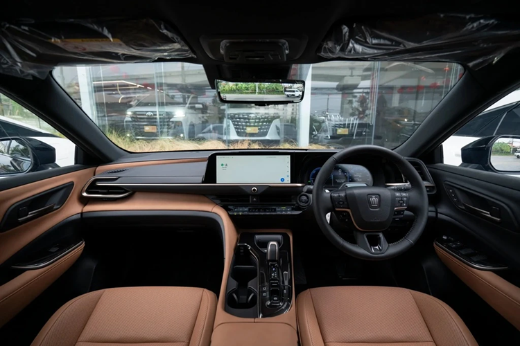 Cụm đèn hậu được thiết kế mỏng với 2 phần riêng biệt thay vì kết nối với nhau bằng dải LED như bản Crossover, Sedan hay Estate. Logo Toyota được làm nhỏ lại, nhường chỗ cho dòng chữ Crown cỡ lớn.