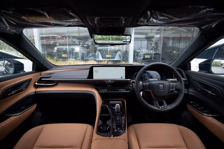 Cụm đèn hậu được thiết kế mỏng với 2 phần riêng biệt thay vì kết nối với nhau bằng dải LED như bản Crossover, Sedan hay Estate. Logo Toyota được làm nhỏ lại, nhường chỗ cho dòng chữ Crown cỡ lớn.