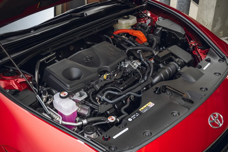 Chiếc Toyota Crown Sport tại Thái Lan thuộc phiên bản HEV (xe hybrid không cắm sạc), được trang bị hệ thống Hybrid Synergy Drive (HSD) mới nhất, bao gồm động cơ đốt trong 4 xy-lanh 2.5L mạnh 186 mã lực, 1 động cơ điện cầu trước 119 mã lực và 1 động cơ điện cầu sau 54,4 mã lực. Cơ cấu này giúp xe đạt công suất tối đa 234 mã lực.