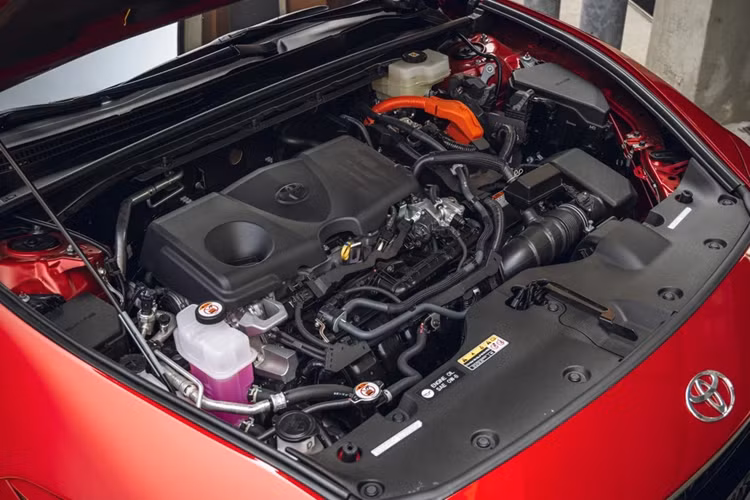 Chiếc Toyota Crown Sport tại Thái Lan thuộc phiên bản HEV (xe hybrid không cắm sạc), được trang bị hệ thống Hybrid Synergy Drive (HSD) mới nhất, bao gồm động cơ đốt trong 4 xy-lanh 2.5L mạnh 186 mã lực, 1 động cơ điện cầu trước 119 mã lực và 1 động cơ điện cầu sau 54,4 mã lực. Cơ cấu này giúp xe đạt công suất tối đa 234 mã lực.