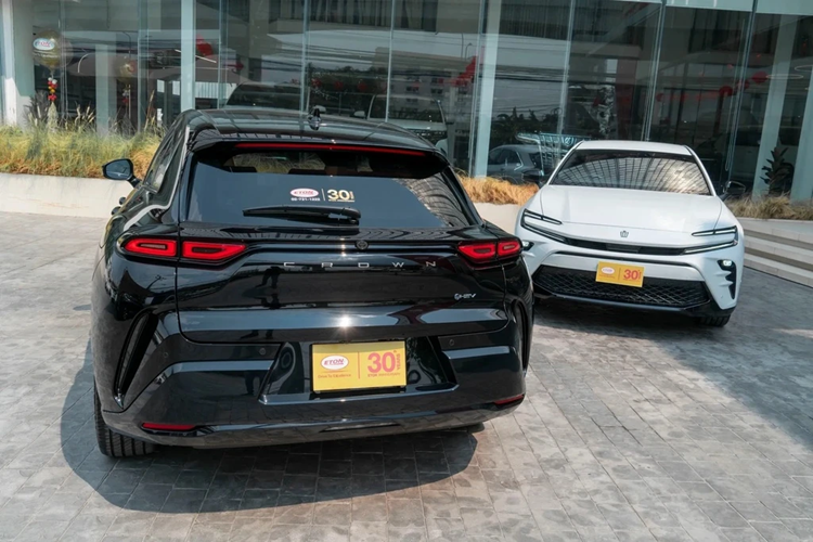 Kể từ khi ra mắt, đây là một mẫu xe nhận được nhiều sự chú ý khi có thiết kế giống với Ferrari Purosangue. Mới đây, mẫu xe SUV Toyota Crown Sport 2024 này vừa chính thức có mặt tại Thái Lan thông qua một nhà nhập khẩu tư nhân.