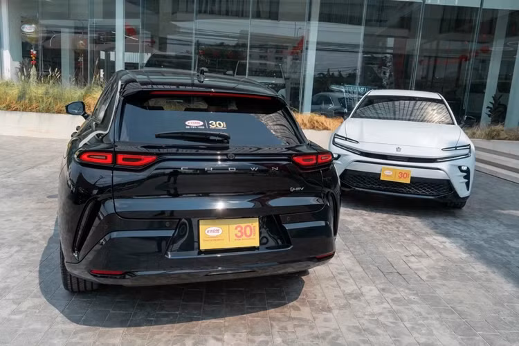 Kể từ khi ra mắt, đây là một mẫu xe nhận được nhiều sự chú ý khi có thiết kế giống với Ferrari Purosangue. Mới đây, mẫu xe SUV Toyota Crown Sport 2024 này vừa chính thức có mặt tại Thái Lan thông qua một nhà nhập khẩu tư nhân.