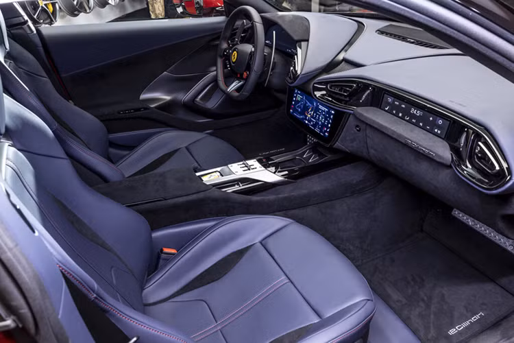 Ở phía sau, xe có cánh lướt gió nhằm cải thiện lực ép xuống ở tốc độ cao. Một bên của cánh lướt gió có thể nghiêng tới 10° ở tốc độ 60 km/h để hoạt động như phanh khí động học và tạo ra lực ép xuống 50 kg ở tốc độ cao.