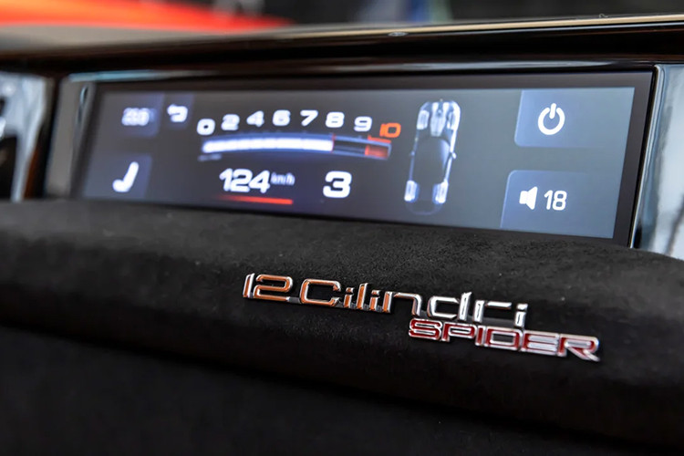 12Cilindri có bánh xe 21 inch ở phía trước và phía sau. Lốp xe là loại Michelin Pilot Sport S5 hoặc Goodyear Eagle F1 Supersport. Hệ thống phanh gồm (398 mm/phía trước) và (360 mm/phía sau) và được vận hành bằng lệnh điện tử "phanh bằng dây". Xe có đánh lái 4 bánh.