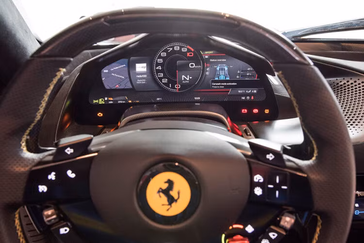 Giống với LaFerrari, SP3 sử dụng cửa mở cánh bướm với các khe thoát khi ấn tượng, kính chắn gió thiết kế hình vòm. Phần đuôi xe Ferrari Daytona SP3 gây ấn tượng với thiết kế gần giống một chiếc xe concept dải đèn LED nằm ngang tích hợp đèn hậu, cánh gió có thể đóng mở theo tốc độ và phía dưới có các bộ khuếch tán gió làm bằng sợi carbon.