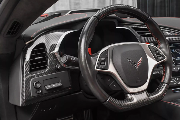 Xe cũng được điều chỉnh ECU để tận dụng tối đa những nâng cấp này. Giống như mẫu xe tiêu chuẩn, toàn bộ sức mạnh này được truyền đến bánh sau thông qua hộp số tự động tám cấp.