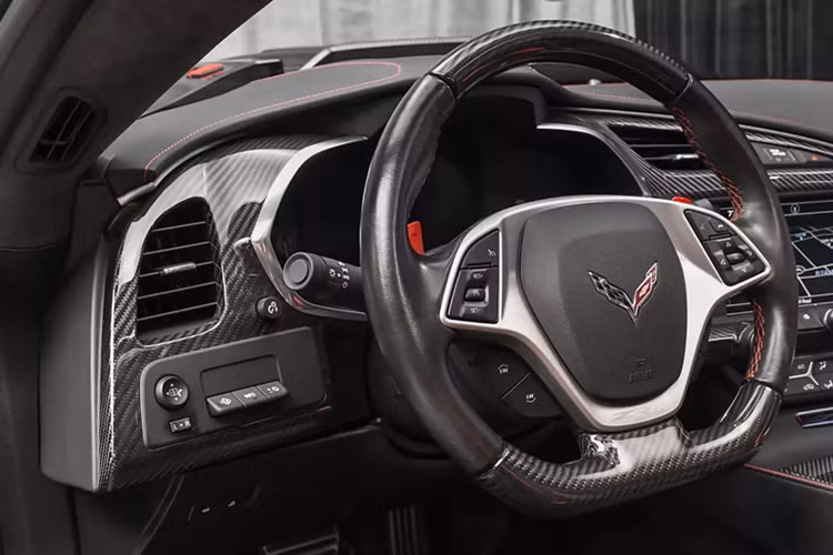 Xe cũng được điều chỉnh ECU để tận dụng tối đa những nâng cấp này. Giống như mẫu xe tiêu chuẩn, toàn bộ sức mạnh này được truyền đến bánh sau thông qua hộp số tự động tám cấp.