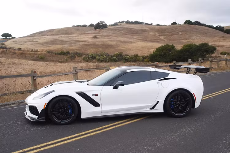 Chiếc Hennessey Corvette C7 ZR1 mạnh 1000 mã lực này được phát triển trên một mẫu xe đời 2019 được hãng độ Texas độ lại vào năm 2023 và được trang bị gói HPE1000. Theo tiêu chuẩn, C7 Corvette ZR1 cung cấp công suất 755 mã lực từ động cơ V8 siêu nạp 6.2 lít, đây là một con số đáng ấn tượng vào thời điểm ra mắt.