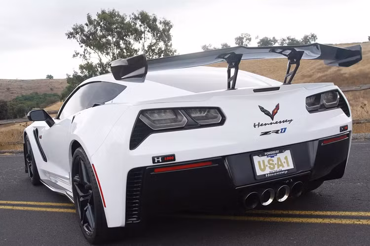 Mẫu xe cũng được trang bị bộ bánh trước 19 inch và bánh sau 20 inch nguyên bản với lốp Michelin Pilot Sport Cup 2, có kích thước 285/30 ở phía trước và 335/25 ở phía sau.