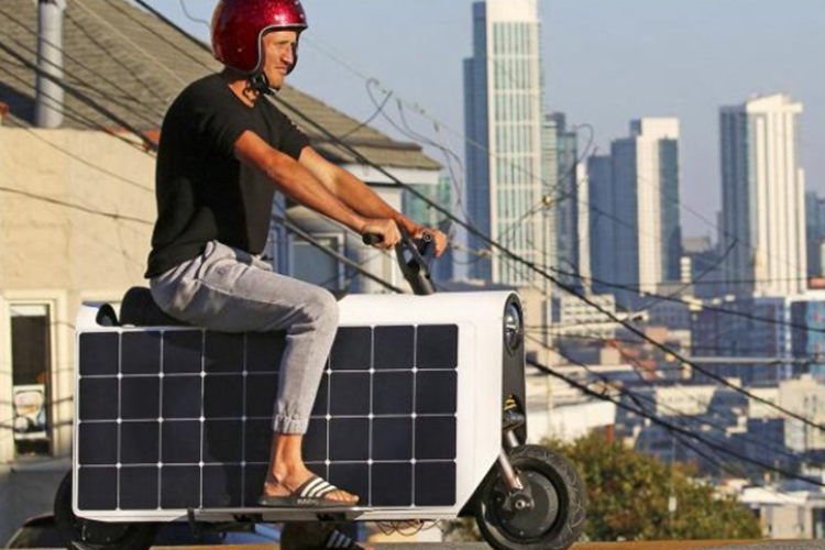 Xe còn được trang bị màn hình cảm ứng LCD 2,8 inch chống nước giúp hiển thị tuổi thọ pin, tốc độ hiện tại và một số thông tin cần thiết khác. Xe có đèn pha và đèn hậu Lezyne, phanh đĩa thủy lực, phuộc lò xo trước và sau, còi điện 120 decibel.