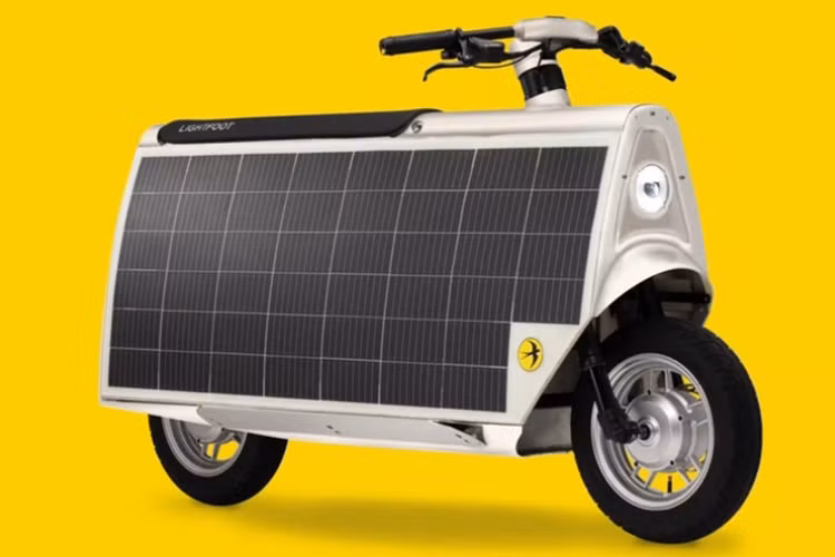 Theo đó, Lightfoot chạy điện mặt trời sở hữu dáng hình độc đáo được lấy cảm hứng từ xe máy Vespa và xe buýt Volkswagen. Lightfoot sở hữu cụm pin 48V với dung lượng 1,1 kWh cho phép xe di chuyển khoảng 60 km mỗi lần sạc đầy.