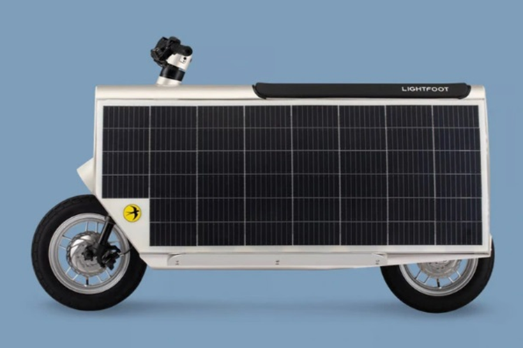 Xe ga điện Lightfoot có thể đạt tốc độ tối đa 32 km/h, phù hợp di chuyển trong nội đô hoặc những đoạn đường ngắn. Bên cạnh đó, mẫu scooter này còn được trang bị hai tấm pin mặt trời công suất 120W nằm hai bên thân, cho phép Lightfoot có thể tự sạc pin khi đỗ dưới ánh nắng.