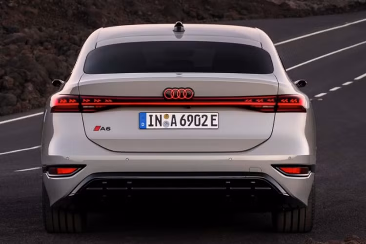 Tại thị trường Đức, giá xe Audi A6 e-tron 2024 niêm yết là 81.928 USD (2,066 tỷ đồng) và S6 e-tron là 107.829 USD (2,71 tỷ đồng). Khách hàng lựa chọn biến thể Avant, sẽ phải chi thêm 1.788 USD (45 triệu đồng).