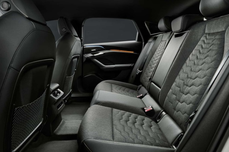 Thứ nhất là một mô-tơ điện cho công suất 362 mã lực. Động cơ này kết hợp cùng hệ dẫn động cầu sau RWD. Thứ hai là hai mô tơ điện cho công suất 422 mã lực. Động cơ kết hợp với hệ dẫn động 4 bánh toàn thời gian.