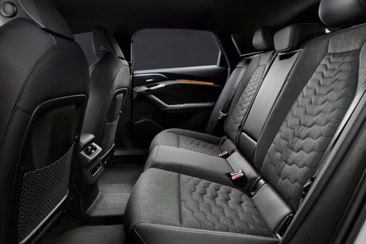 Thứ nhất là một mô-tơ điện cho công suất 362 mã lực. Động cơ này kết hợp cùng hệ dẫn động cầu sau RWD. Thứ hai là hai mô tơ điện cho công suất 422 mã lực. Động cơ kết hợp với hệ dẫn động 4 bánh toàn thời gian.