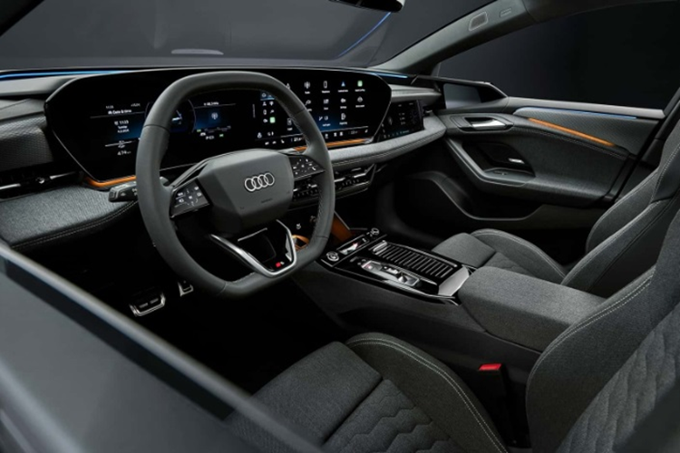 Về nội thất, khoang cabin của A6 e-tron được trang bị nhiều tiện ích hiện đại như: cụm đồng hồ kỹ thuật số 11,9 inch; màn hình giải trí trung tâm 14,5 inch; màn hình phụ cho hành khách 10,9 inch; cửa sổ trời toàn cảnh; điều hòa tự động 4 vùng với chức năng phát tán hương thơm và máy tạo ion; hệ thống âm thanh Bang &amp; Olufsen 20 loa.