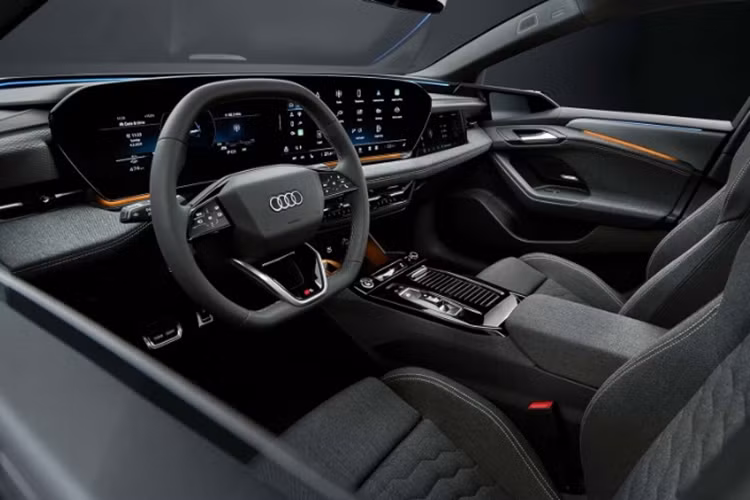 Về nội thất, khoang cabin của A6 e-tron được trang bị nhiều tiện ích hiện đại như: cụm đồng hồ kỹ thuật số 11,9 inch; màn hình giải trí trung tâm 14,5 inch; màn hình phụ cho hành khách 10,9 inch; cửa sổ trời toàn cảnh; điều hòa tự động 4 vùng với chức năng phát tán hương thơm và máy tạo ion; hệ thống âm thanh Bang &amp; Olufsen 20 loa.