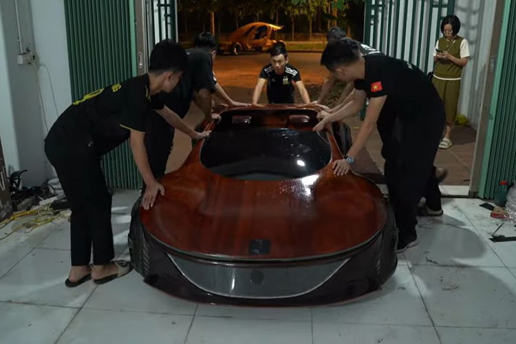 Đây cũng là những siêu xe bằng gỗ nhận được nhiều tương tác và quan tâm nhất trên kênh ND - Woodworking Art. Theo anh Đạo chia sẻ, anh đã được ban tổ chức liên hệ từ tháng 3/2023 mặc dù triển lãm diễn ra vào tháng 12/2023.