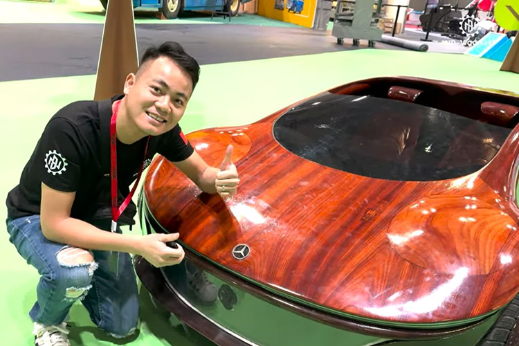 Tại Triển lãm MotorXpo Hong Kong 2023, các sản phẩm của nghệ nhân đến từ Bắc Ninh được ban tổ chức trưng bày tại khu vực dành trẻ em, học sinh và các bạn trẻ. Bởi ba chiếc xe anh mang tới sự kiện đều là xe có kích thước nhỏ, phù hợp với các bạn nhỏ tuổi.