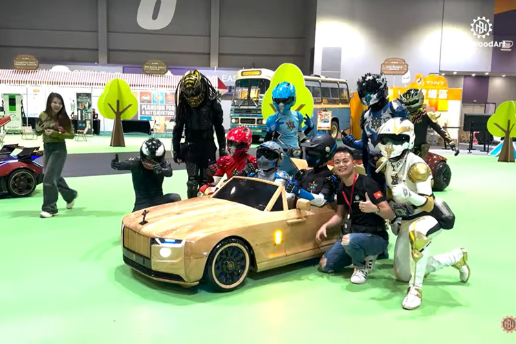 Tại Triển lãm MotorXpo Hong Kong 2023 (IMXpo 2023), anh Trương Văn Đạo đã giới thiệu tới bạn bè quốc tế 3 chiếc ôtô bằng gỗ made in Vietnam do anh điêu khắc là Mercedes Vision AVTR, Lamborghini Vision GT và Rolls-Royce Boat Tail.