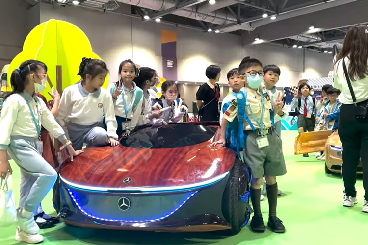 Khi nhận được lời mời, điều khiến anh lăn tăn nhất chính là việc vận chuyển ôtô bằng gỗ từ Việt Nam sang Hong Kong. Theo đó, ba chiếc xe của anh Đạo được vận chuyển sang nước ngoài dưới dạng đồ gỗ mỹ nghệ, do đó anh đã phải tháo ắc-quy và logo.