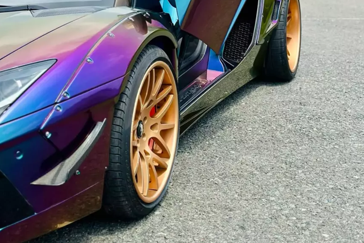 So với bản tiêu chuẩn, hãng độ Liberty Walk đã mang đến ngoại hình hiếu chiến hơn cho Lamborghini Aventador Limited Edition 50 nhờ bộ body kit thân rộng đặc trưng của thương hiệu, với các vòm bánh xe rộng được cố định bằng đinh tán, cánh gió đuôi khổng lồ, nắp capô carbon mới cùng việc thêm rất nhiều chi tiết carbon cho ngoại thất.