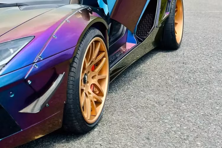 So với bản tiêu chuẩn, hãng độ Liberty Walk đã mang đến ngoại hình hiếu chiến hơn cho Lamborghini Aventador Limited Edition 50 nhờ bộ body kit thân rộng đặc trưng của thương hiệu, với các vòm bánh xe rộng được cố định bằng đinh tán, cánh gió đuôi khổng lồ, nắp capô carbon mới cùng việc thêm rất nhiều chi tiết carbon cho ngoại thất.