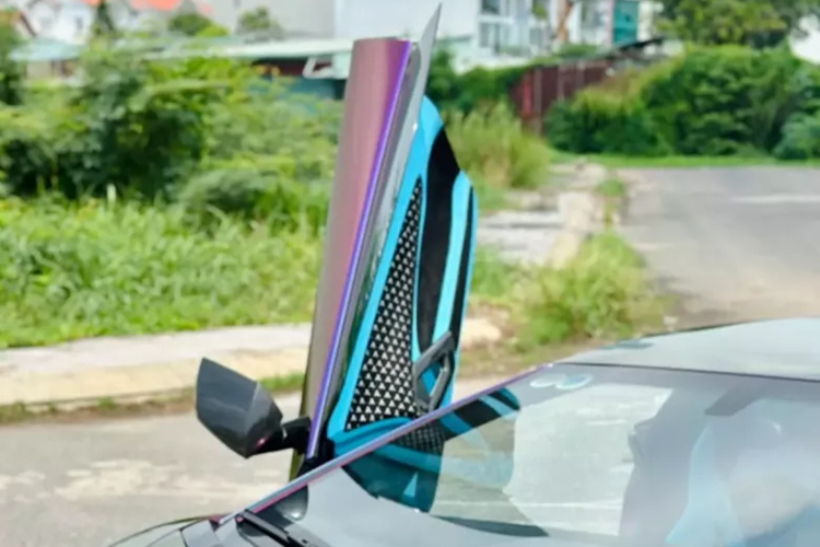 Gần đây, cũng có 1 siêu xe mang bộ áo độc đáo này, với chi phí hơn 1,2 tỷ đồng đã được nhập khẩu chính hãng, đó là chiếc siêu xe McLaren 750S đầu tiên ở Việt Nam. Để phù hợp với bộ áo mới của chiếc siêu xe Lamborghini Aventador Limited Edition 50, đơn vị rao bán còn cho xe sơn bộ mâm Forgiato sang màu vàng đồng nổi bật.