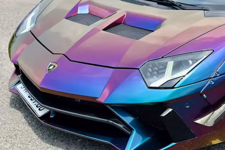 Về ngoại thất, chiếc siêu xe Lamborghini Aventador LP700-4 mang gói độ Liberty Walk này được dán bộ áo tán sắc, có thể thay đổi theo góc nhìn, với 2 màu chủ đạo là tím và xanh.