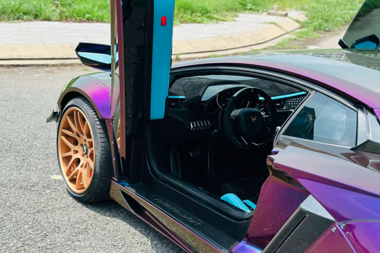 Nguyên bản, siêu xe Lamborghini Aventador LP700-4 sử dụng khối động cơ V12, dung tích 6.5 lít, sản sinh công suất tối đa 700 mã lực và mô-men xoắn cực đại 690 Nm.