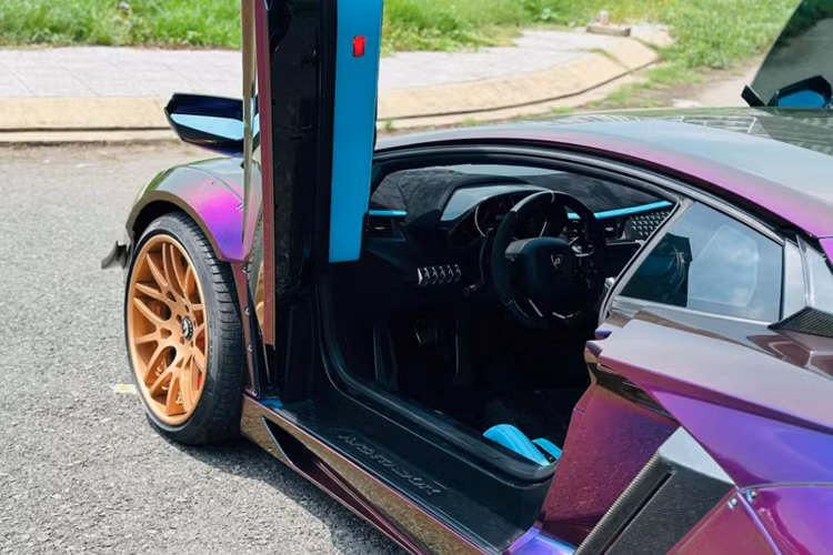 Nguyên bản, siêu xe Lamborghini Aventador LP700-4 sử dụng khối động cơ V12, dung tích 6.5 lít, sản sinh công suất tối đa 700 mã lực và mô-men xoắn cực đại 690 Nm.